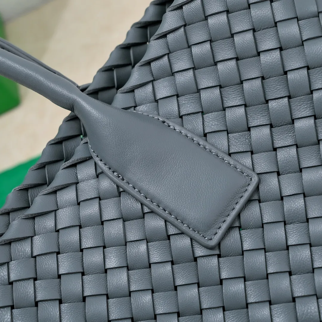 Batch 2060 Ready in stock BV’s iconic bag “CABAT” returns (medium size 32) One of the most popular bag series “CABAT” is now reappearing in a new style with special elements added. • Seamless double-sided woven unlined structure, soft texture, foldable, and can maintain its shape without deformation when empty. Size: 48*15*25cm, bottom 32, model: 5212#